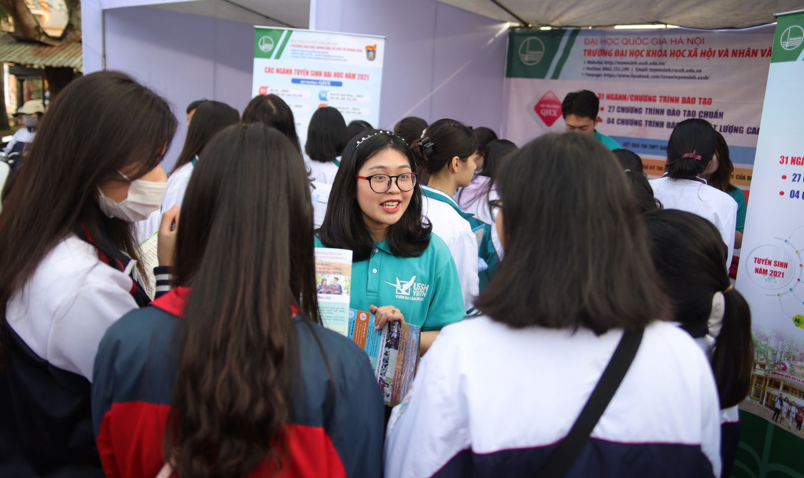 Team USSH Thành viên Team USSH tư vấn tuyển sinh tại Trường THPT Trần Hưng Đạo - Nam Định